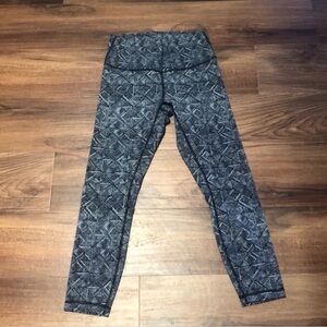 Lululemon Size 8 Black and White Printed High-Waisted Leggings
